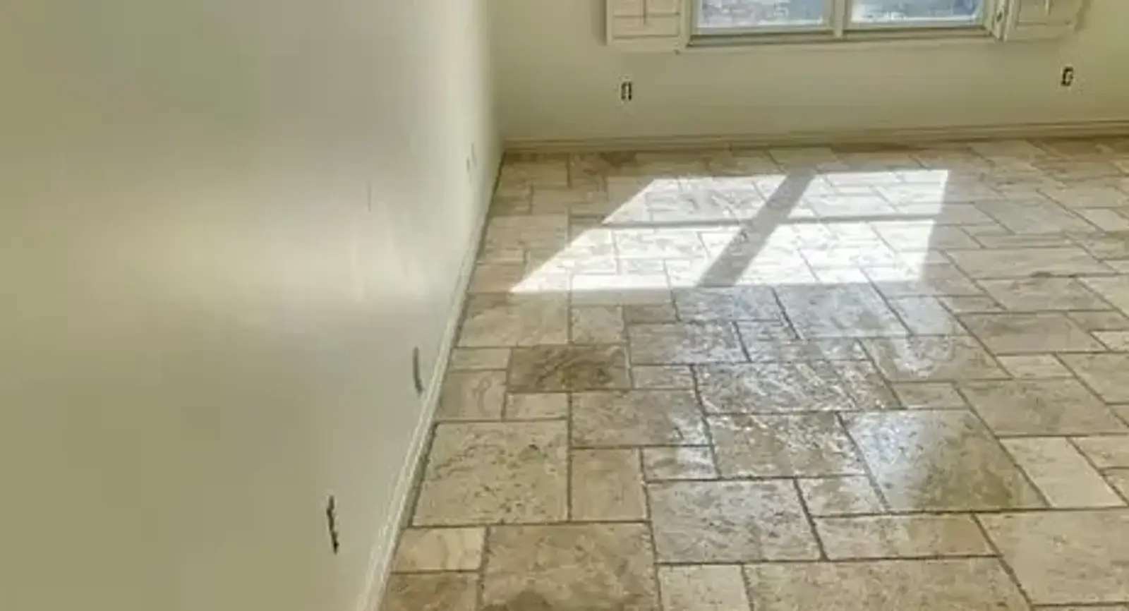 Honey-toned tumbled travertine flooring laid in a multi-size French / Versailles pattern, installed by Zona Floors in an Arizona residential home